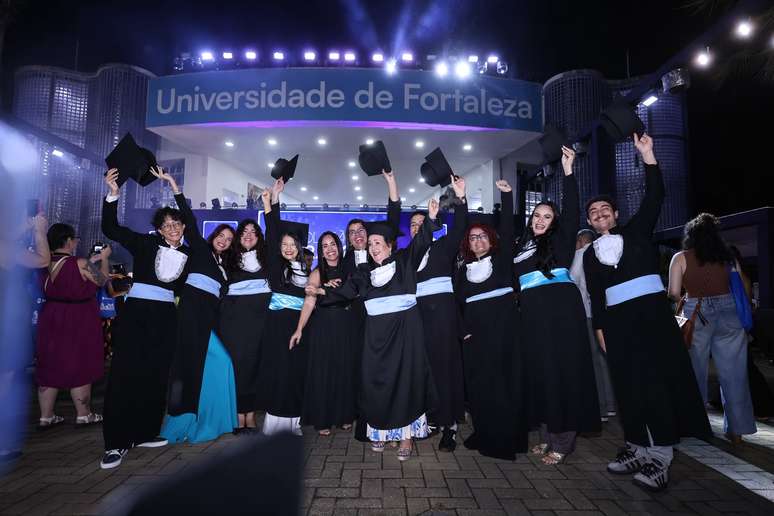 Marivan com a turma durante a cola&ccedil;&atilde;o de grau