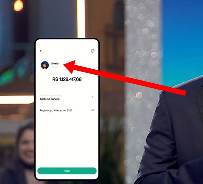 A montagem da tela do celular, feita para promover o patrocinador, estragou a surpresa na final do reality de Boninho
