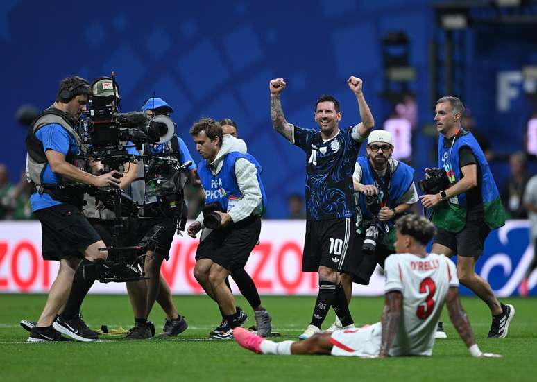 O capit&atilde;o da Argentina, Lionel Messi, comemora ap&oacute;s a partida da semifinal da Copa do Mundo da FIFA 2026 entre Inglaterra e Argentina no Est&aacute;dio de Atlanta, em 15 de julho de 2026, em Atlanta, Ge&oacute;rgia.