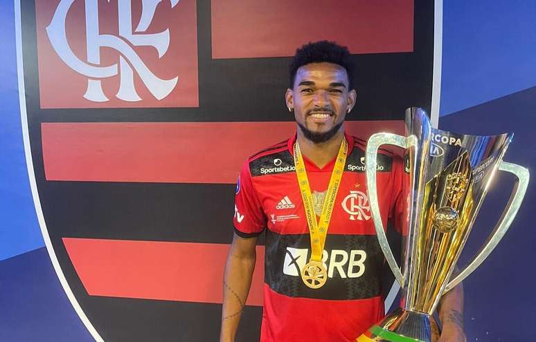 Bruno Viana com o trof&eacute;u da Supercopa do Brasil