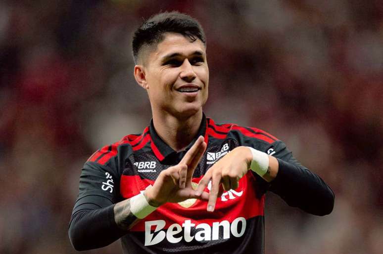 Luiz Ara&uacute;jo comemora gol diante do Olimpia; minutos depois, saiu lesionado, por&eacute;m &ndash;