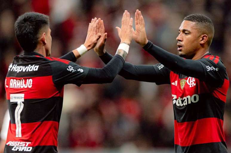 Luiz Ara&uacute;jo (esq.) marcou, mas saiu machucado; Samuel Lino deu tr&ecirc;s assist&ecirc;ncias &ndash;