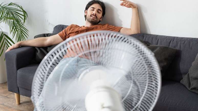 Aprenda dicas f&aacute;ceis e r&aacute;pidas para manter sua casa sempre bem ventilada e fresca, reduzindo o calor, melhorando o ar interno e aumentando o conforto dos ambientes. -