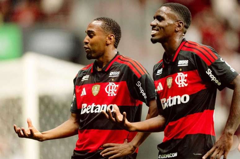 Lorran (esq.) comemora com Evertton Ara&uacute;jo seu gol em vit&oacute;ria do Flamengo &ndash;
