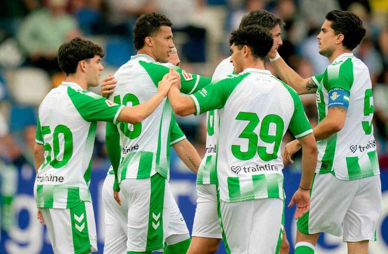 Jogadores do Betis comemoram gol de Deossa &ndash;