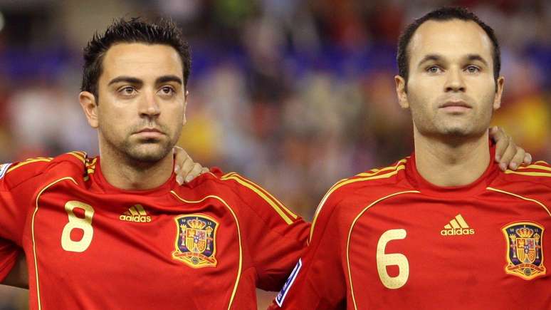 Xavi Hern&aacute;ndez e Andr&eacute;s Iniesta conquistaram duas Eurocopas e uma Copa do Mundo pela Espanha, al&eacute;m de sete t&iacute;tulos espanh&oacute;is e quatro trof&eacute;us da Champions League pelo Barcelona