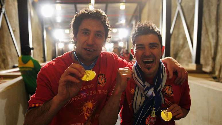 Joan Capdevila (&agrave; esquerda) e David Villa comemoram o triunfo da Espanha na Copa do Mundo de 2010.