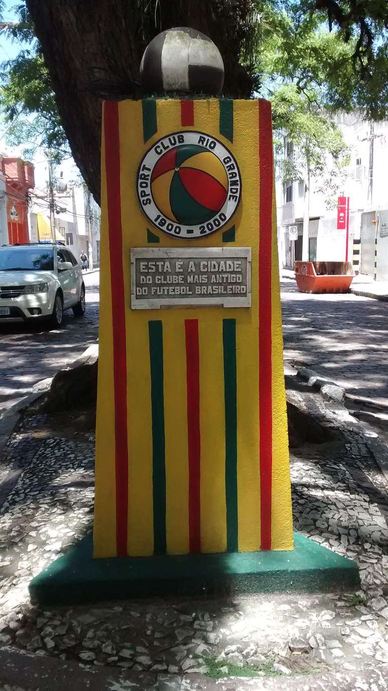 Em 19 de julho de 1900 foi fundado o primeiro clube dedicado exclusivamente a futebol no Brasil, o Sport Club Rio Grande, na cidade de Rio Grande (RS)