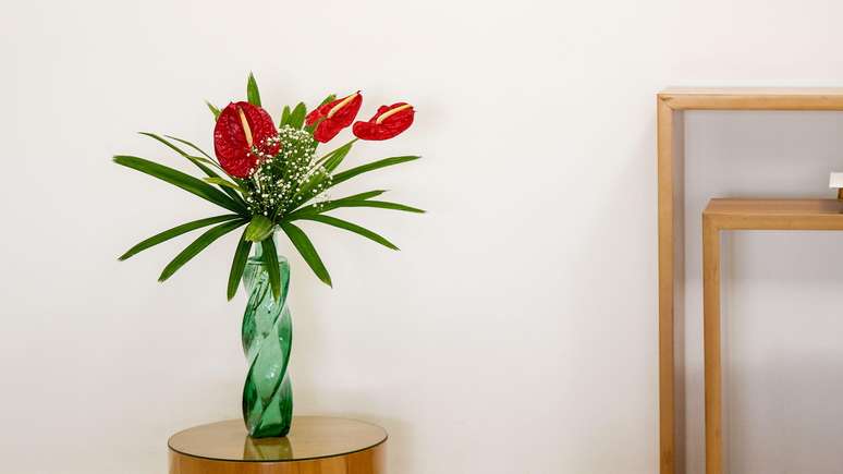 Os ikebanas, esses arranjos florais minimalistas da Igreja Messi&acirc;nica, est&atilde;o espalhados por todo o centro de produ&ccedil;&atilde;o da Korin
