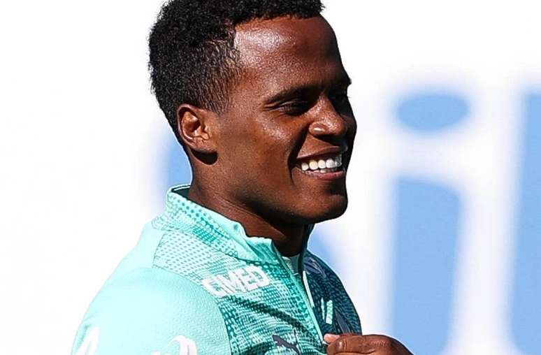 Arias volta aos treinos no Palmeiras &ndash;