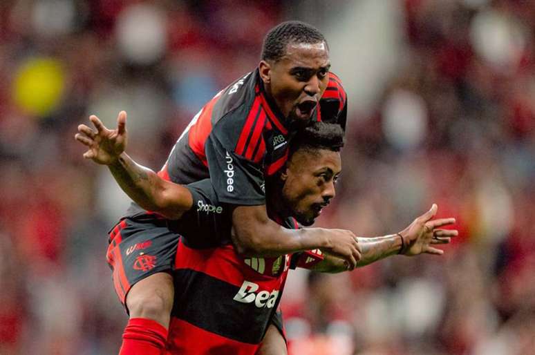 Lorran pula sobre Bruno Henrique para celebrar gola&ccedil;o do camisa 27 &ndash;
