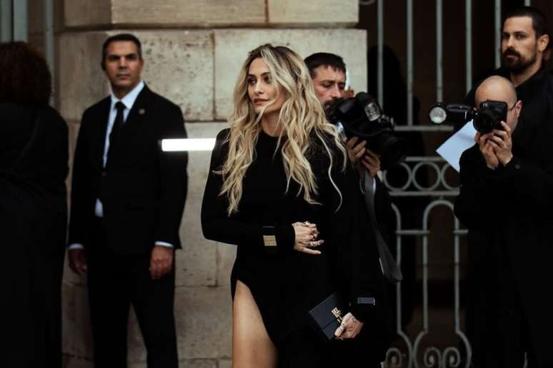 Paris Jackson posa para fotos saindo de evento
