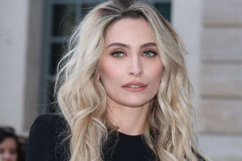 Paris Jackson posa para fotos antes de entrar em evento