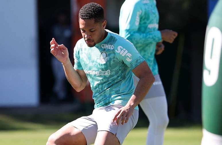 Vitor Roque treinou normalmente no Palmeiras neste domingo &ndash;
