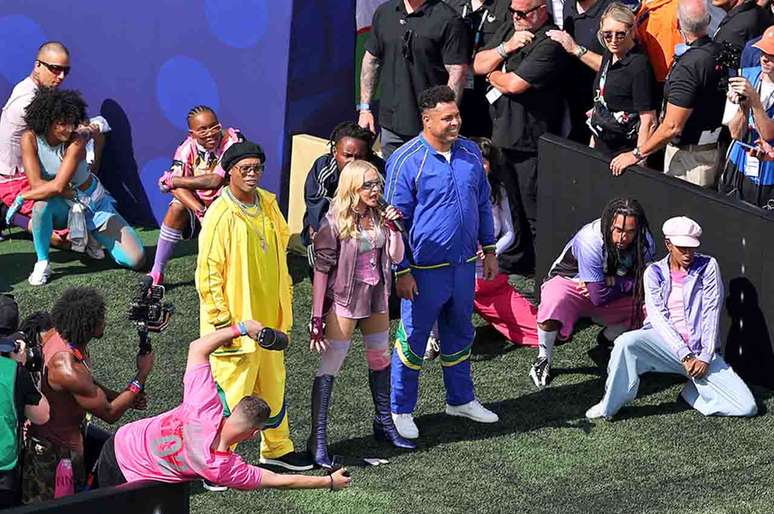 Ronaldo e Ronaldinho participam do show do intervalo da Copa –