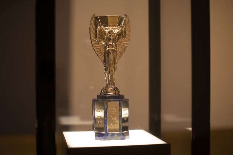 R&eacute;plica da Jules Rimet fica guardada na sede da CBF &ndash;