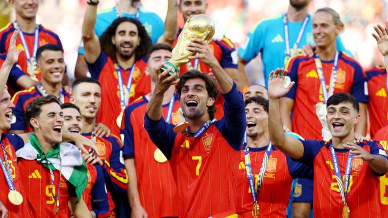 Ferran Torres levanta a ta&ccedil;a ao lado dos companheiros