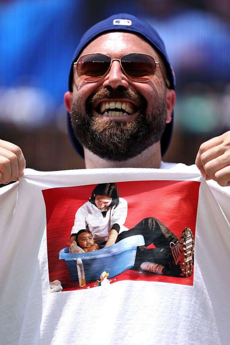 Torcedor posa com camiseta estampada com a foto feita em 2007, quando o argentino tinha 20 anos e o espanhol, poucos meses