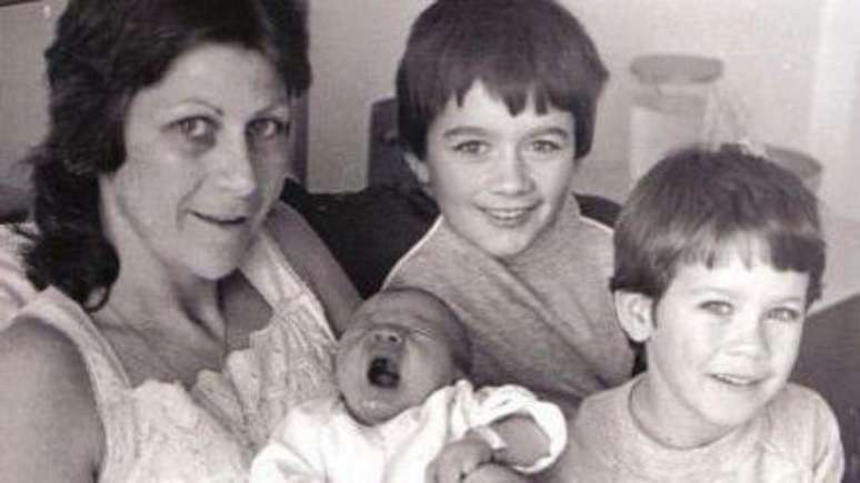 Jean Hanlon e seus tr&ecirc;s filhos, pouco depois do nascimento do mais novo, Michael, na Esc&oacute;cia