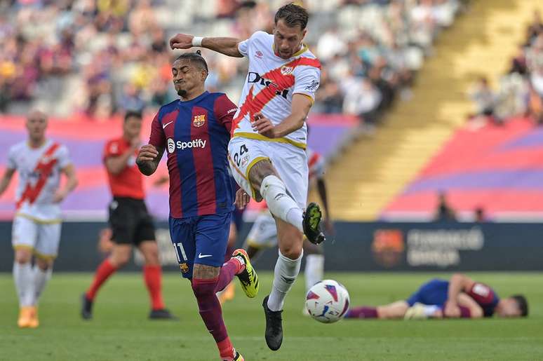 Raphinha disputa a bola com advers&aacute;rio do Vallecano &ndash;