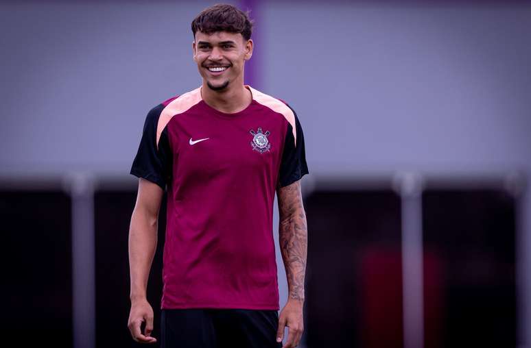 Tchoca recebe aten&ccedil;&atilde;o de Diniz e aumenta concorr&ecirc;ncia na defesa do Corinthians &ndash;