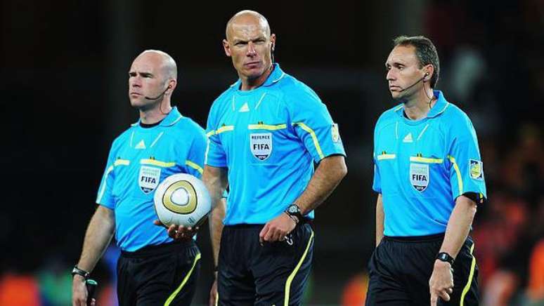 Darren Cann (&agrave; direita) integrou a equipe de arbitragem da final de 2010, ao lado do &aacute;rbitro Howard Webb e do tamb&eacute;m assistente Michael Mullarkey