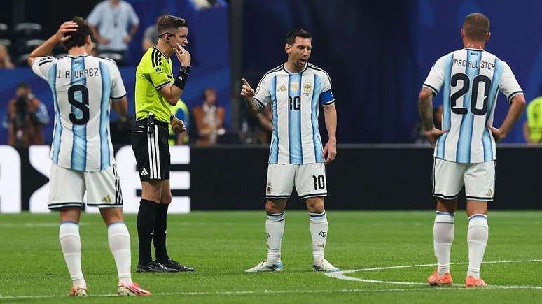 Pierluigi Collina, chefe de arbitragem da FIFA, defendeu a integridade de Fran&ccedil;ois Letexier ap&oacute;s cr&iacute;ticas da Federa&ccedil;&atilde;o Eg&iacute;pcia de Futebol, na sequ&ecirc;ncia da derrota por 3 a 2 para a Argentina nas oitavas de final