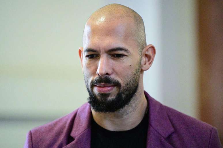Andrew Tate &eacute; fotografado no Tribunal de Apela&ccedil;&atilde;o de Bucareste, na Rom&ecirc;nia, em 10 de dezembro de 2024