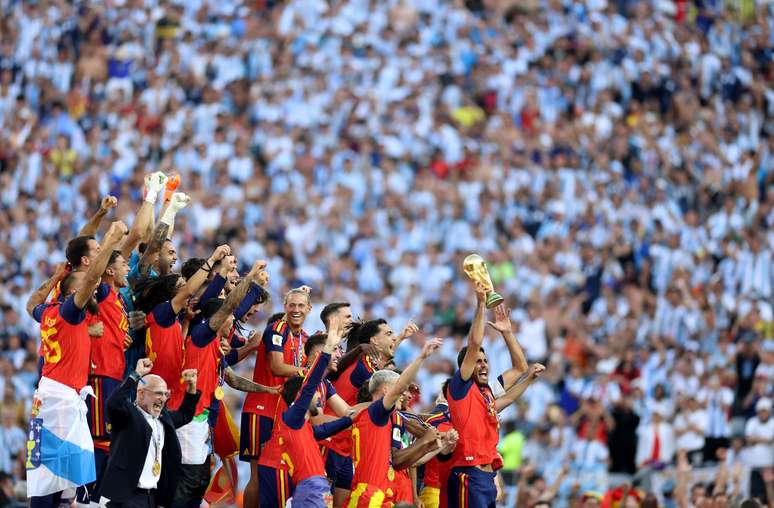Jogadores da Espanha com trof&eacute;u de campe&atilde;o mundial