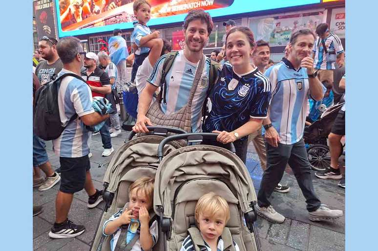 Casal passeia com filhos g&ecirc;meos. Um deles lan&ccedil;ou essa careta ao J10 &ndash;
