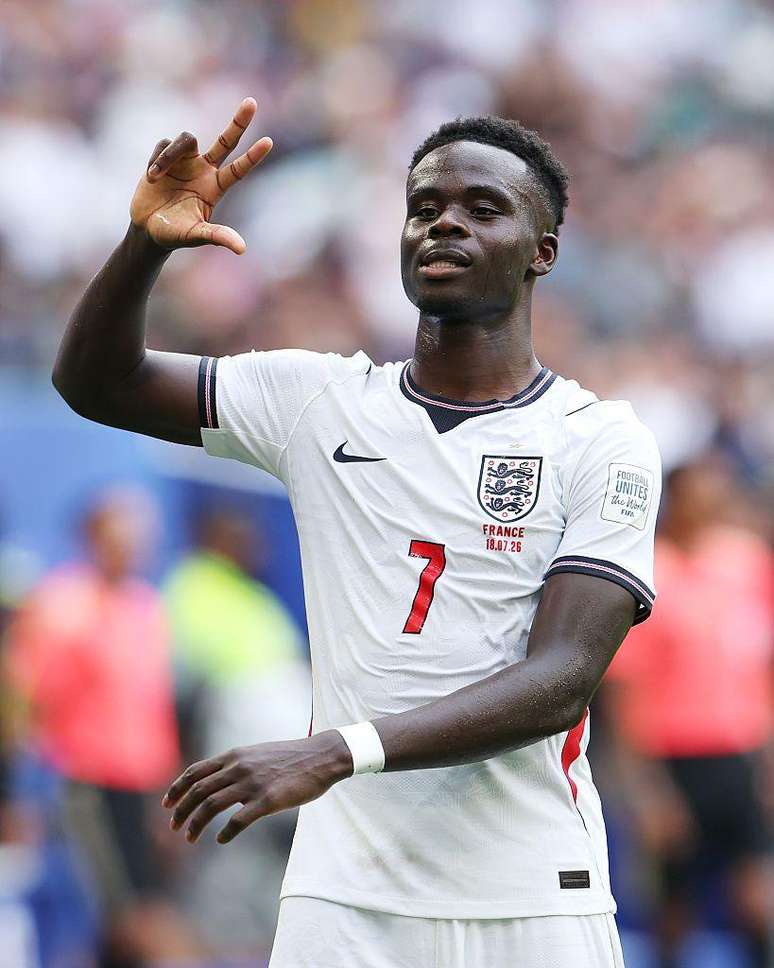 Bukayo Saka marcou tr&ecirc;s gols na extraordin&aacute;ria vit&oacute;ria da Inglaterra por 6 a 4 sobre a Fran&ccedil;a