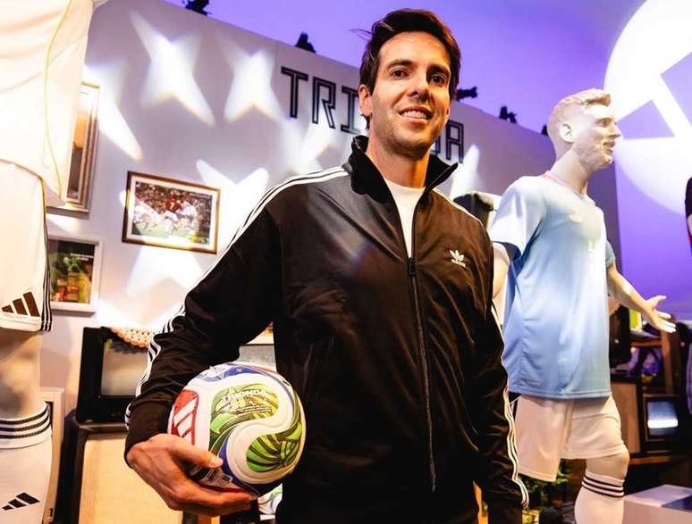 Kak&aacute; foi eleito o melhor jogador do mundo de 2007 &ndash;