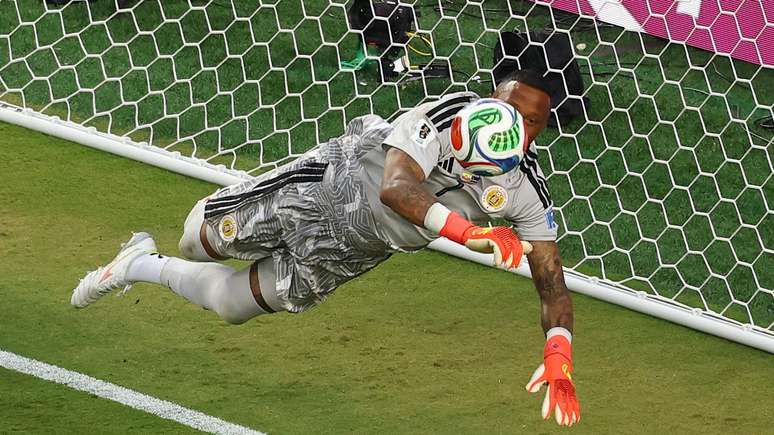 Eloy Room igualou o recorde de maior n&uacute;mero de defesas no tempo normal em uma &uacute;nica partida da Copa do Mundo, salvando Cura&ccedil;ao 15 vezes contra o Equador
