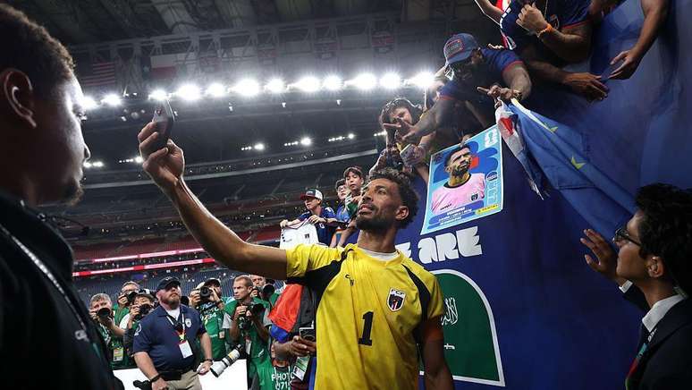 Agora, o goleiro cabo-verdiano Vozinha provavelmente precisar&aacute; parar para selfies com mais frequ&ecirc;ncia