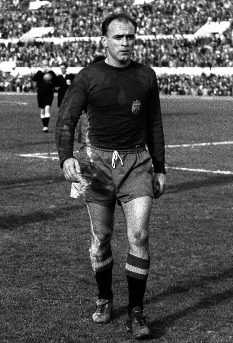 Alfredo Di St&eacute;fano em a&ccedil;&atilde;o com a camisa do Real &ndash;