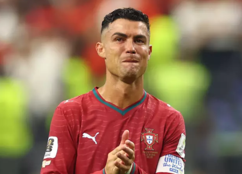 O adeus &agrave; Copa: Cristiano Ronaldo n&atilde;o conteve as l&aacute;grimas ap&oacute;s a elimina&ccedil;&atilde;o de Portugal nas oitavas de final para a Espanha e foi ovacionado pela torcida.