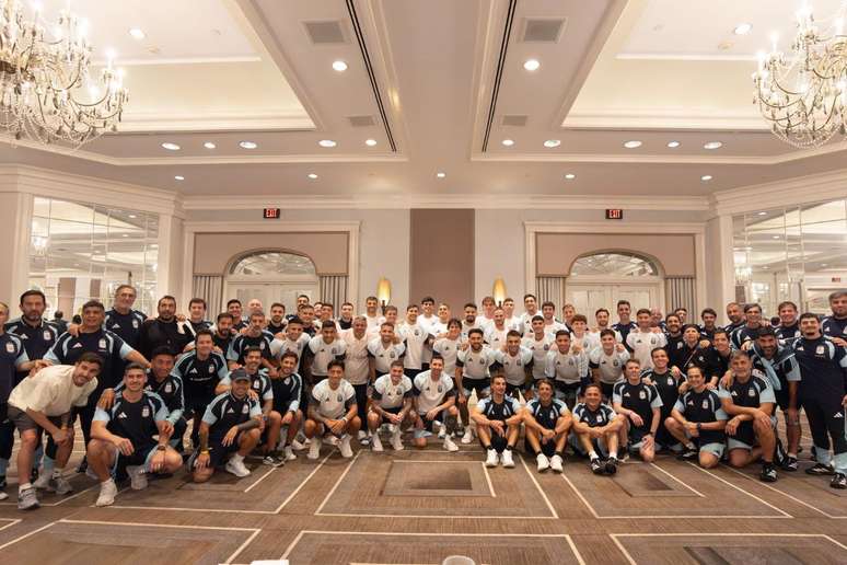 Messi reunido com a comiss&atilde;o t&eacute;cnica e colegas da Sele&ccedil;&atilde;o Argentina