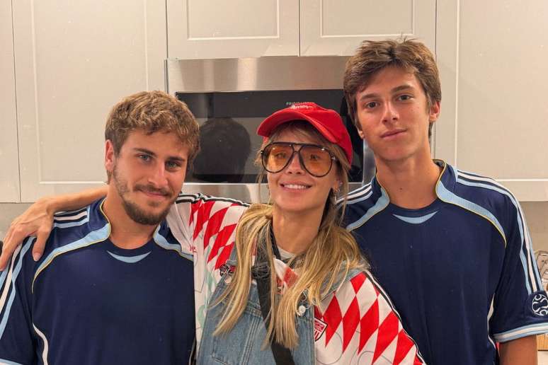 Carolina Dieckmann e seus dois filhos, Davi e Jos&eacute;
