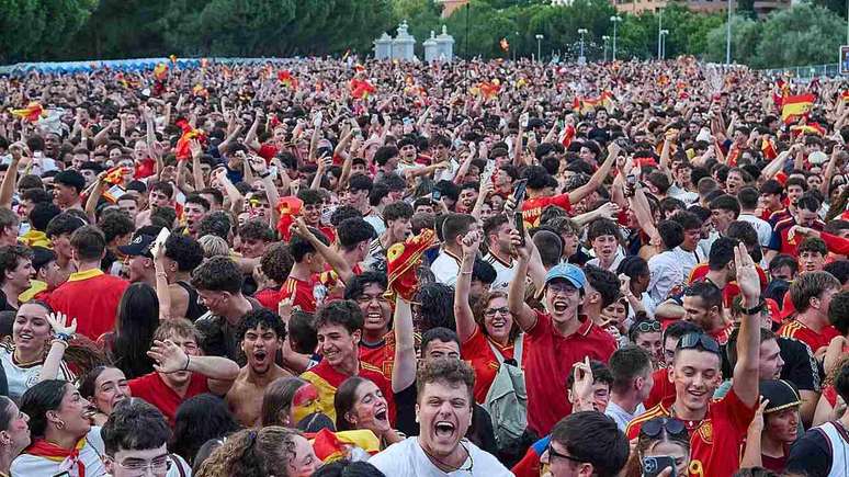 Espanhois tomam as ruas de Madri para comemorar o t&iacute;tulo da Copa do Mundo &ndash;