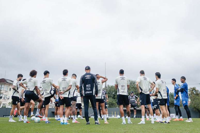 Elenco do Santos em treinamento no CT Rei Pel&eacute; &ndash;