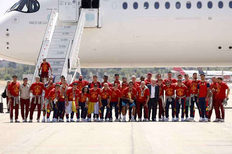 Espanha desembarcou em Madri ap&oacute;s conquistar o bicampeonato mundial &ndash;