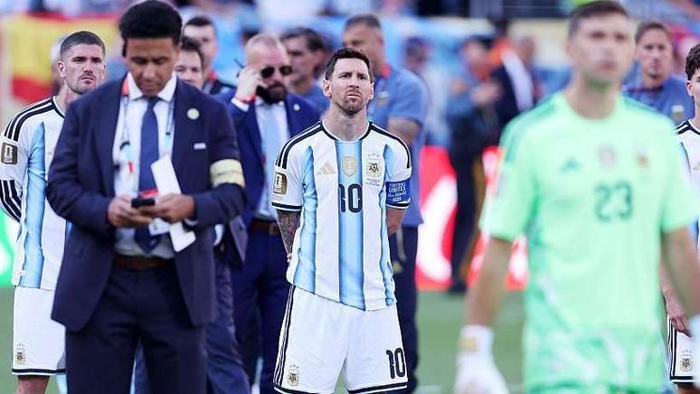 O capit&atilde;o da Argentina, Lionel Messi, n&atilde;o conseguiu conter as l&aacute;grimas durante a entrega do trof&eacute;u