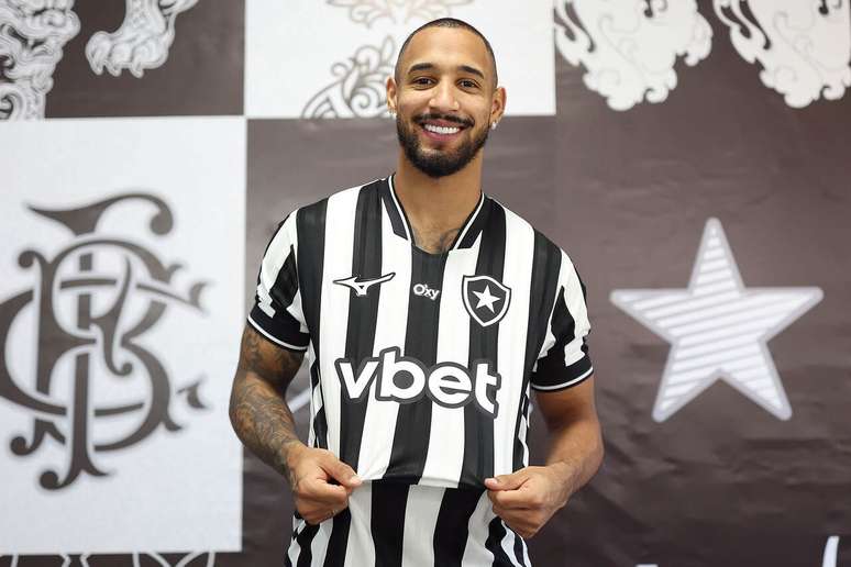 Lucas Monz&oacute;n posa com o uniforme do Botafogo, seu novo clube &ndash;