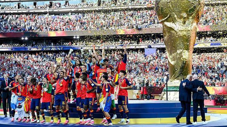 ...mas Trump n&atilde;o ficou por muito tempo. Ele e Infantino deixaram o palco para que os jogadores da Espanha comemorassem o t&iacute;tulo