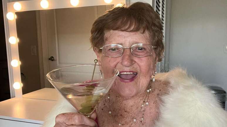 A estrela do TikTok Lillian Droniak, de 96 anos, &eacute; mais conhecida como Vov&oacute; Droniak por seus 15,1 milh&otilde;es de seguidores