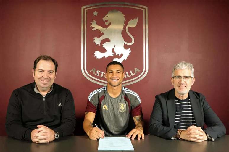 Jo&atilde;o Gomes durante assinatura de contrato com o Aston Villa &ndash;