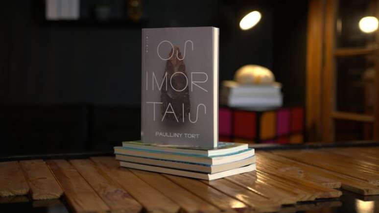 Os Imortais, de Paulliny Tort (Editora F&oacute;sforo).