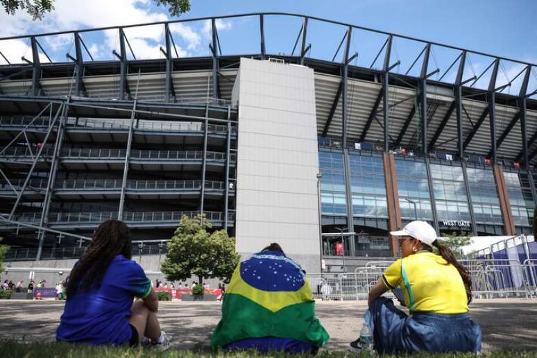 Movimenta&ccedil;&atilde;o de torcedores nos arredores do est&aacute;dio Lincoln Financial Field, localizado na cidade da Filad&eacute;lfia nos Estados Unidos, onde jogaram Brasil e Haiti.