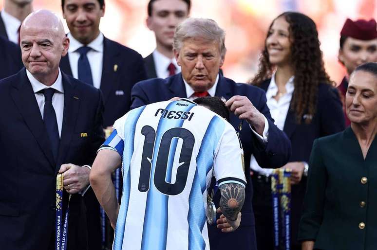 Trump entregando medalha para Lionel Messi &ndash;