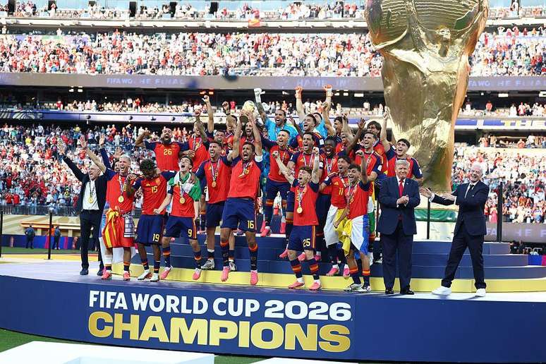 O presidente Trump estava no palco quando os jogadores da Espanha ergueram a ta&ccedil;a